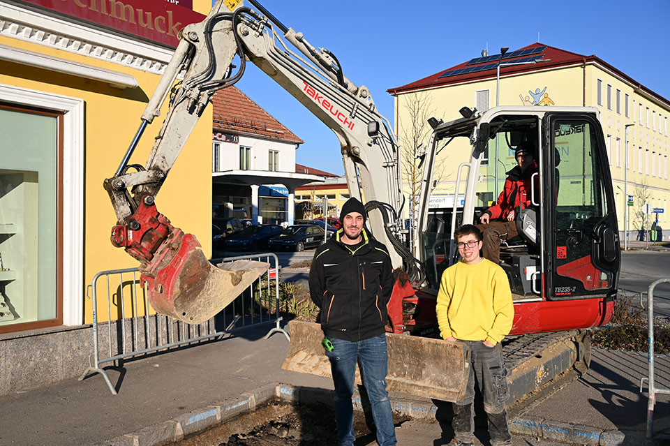 Baustellenleiter Ing. Lukas Heimberger kümmert sich mit Jonas Bauer und David Strohmer um die fachgerechten Grabungsarbeiten. Fotos: Gabriele Hohenegger 